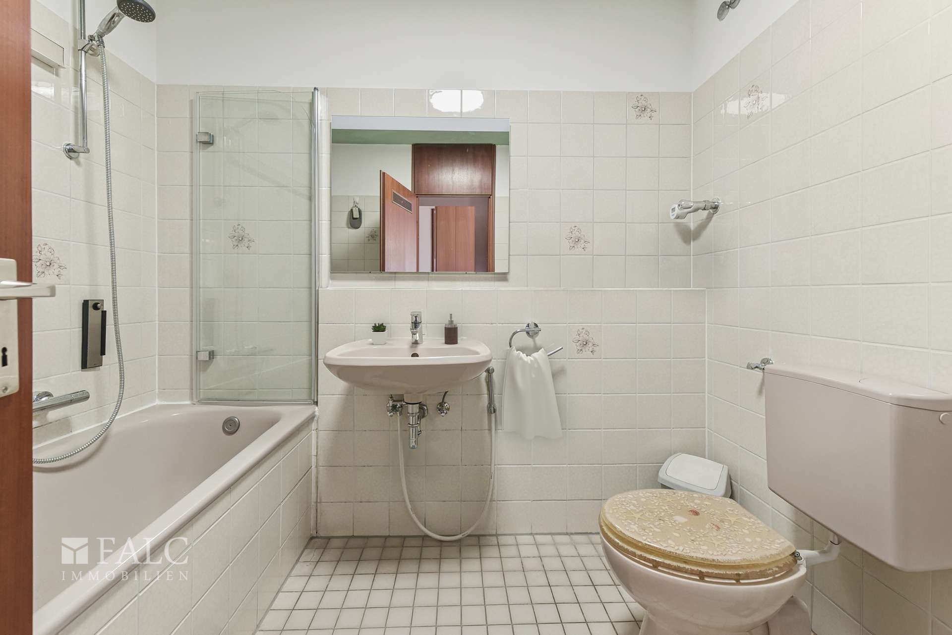 Bad mit Badewanne 